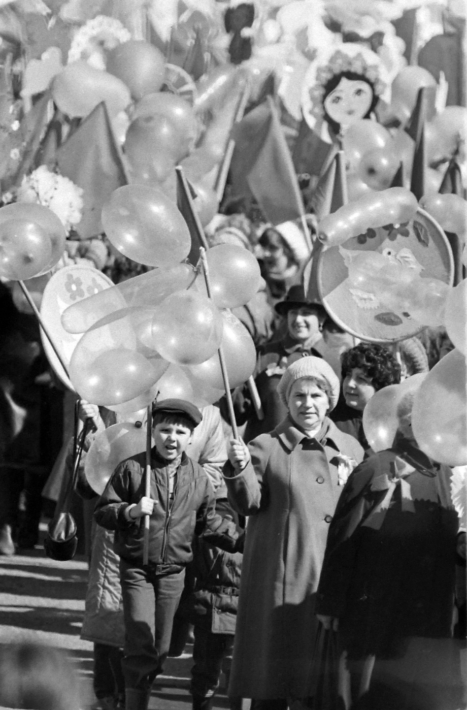 Как в Челнах отмечали «красный день календаря» – архивные фотографии