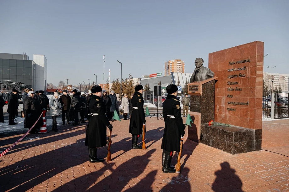 В Челнах возложили цветы в честь первого гендиректора «КАМАЗа» Васильева (фото)