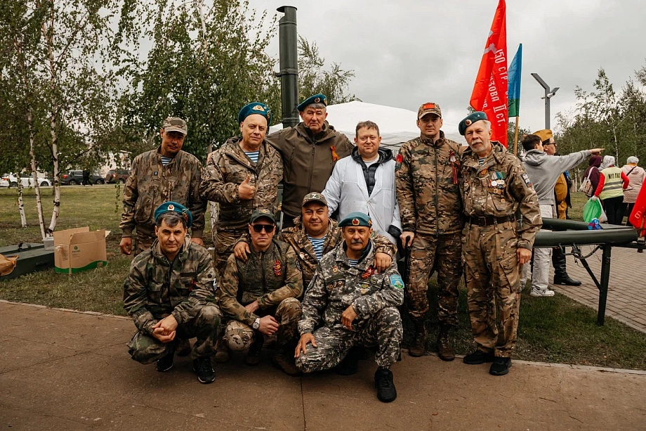 Фото: в День Победы в Челнах угощают солдатской кашей и учат плести сети