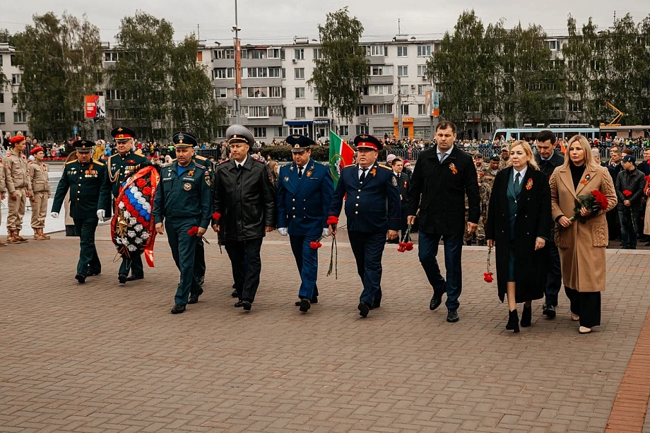 Силовики, депутаты и чиновники: как несли Вахту Памяти в Челнах (фото)