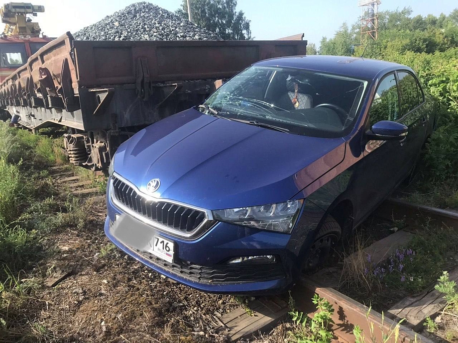 В Челнах авария на железнодорожных путях: машина влетела в мотовоз (фото)