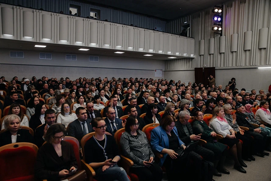 «В одной деревне меня пенсионер попросил выкопать погреб. Я говорю: у вас же район есть, депутат»