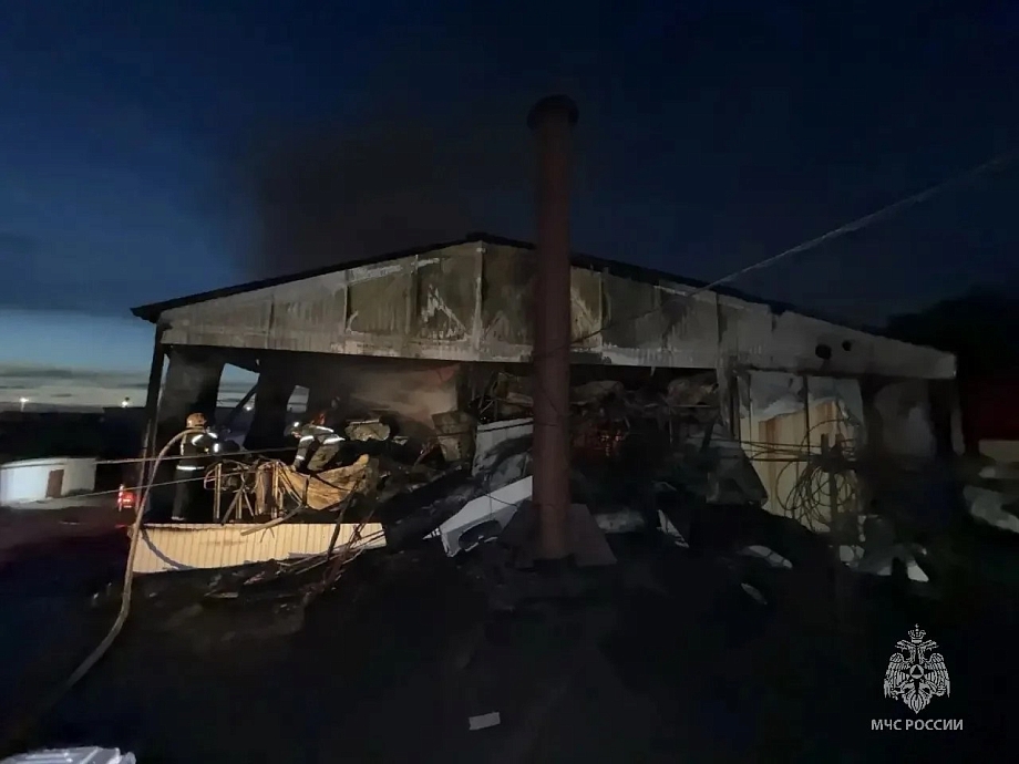 Пожар на базе «Закамье» в Челнах охватил 600 квадратных метров 