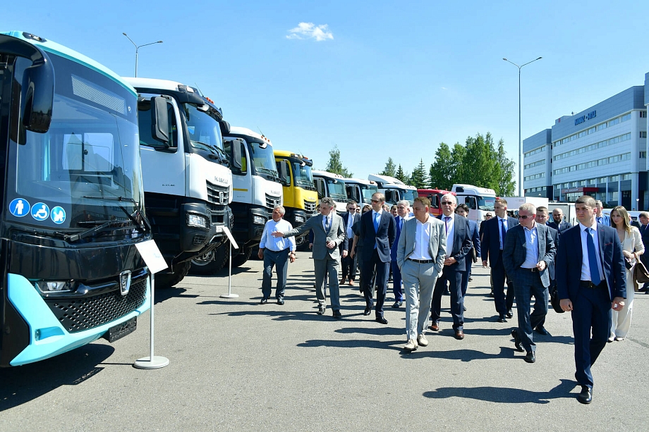 Фото: «КАМАЗ» показал Денису Мантурову самые последние разработки 