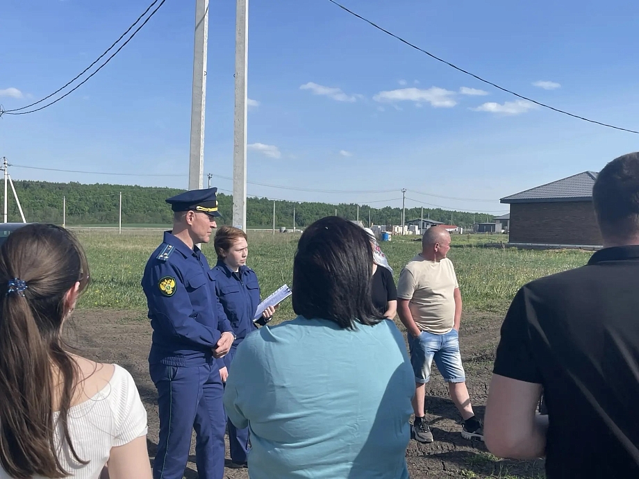 «По этой дороге невозможно доехать! Мы оставляем машину и пешком идем к себе в сапогах или пакеты надеваем на ноги»