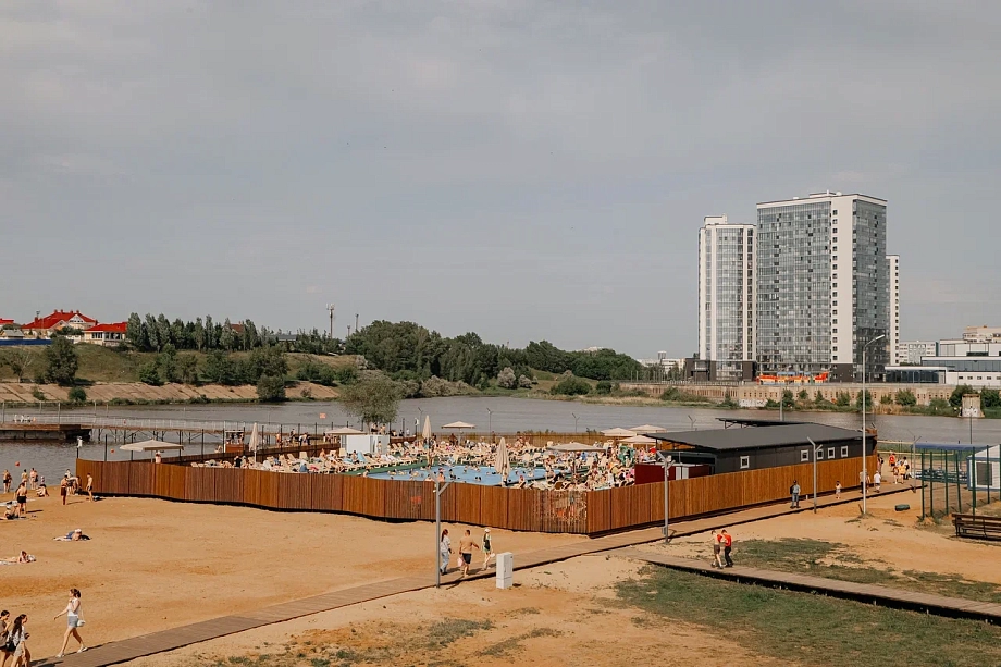 Фото: городские пляжи забиты посетителями, которые спасаются от жары  