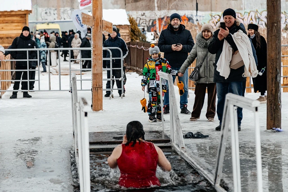 Как в Челнах проходят купания на Крещение Господне (фото)