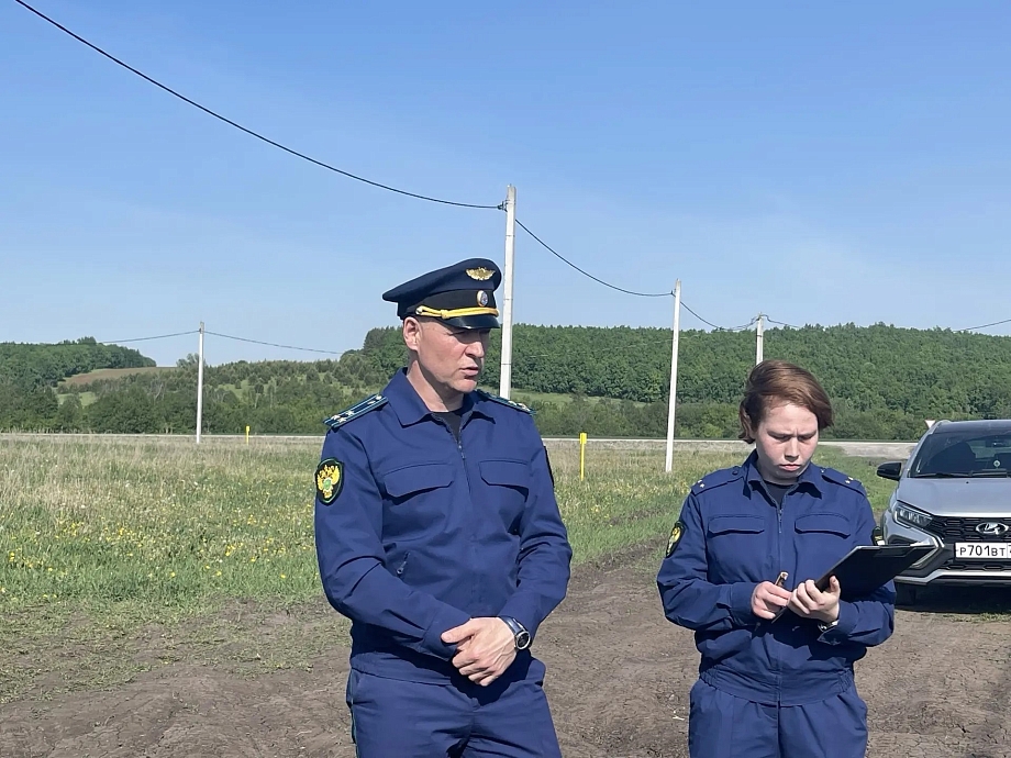 «По этой дороге невозможно доехать! Мы оставляем машину и пешком идем к себе в сапогах или пакеты надеваем на ноги»