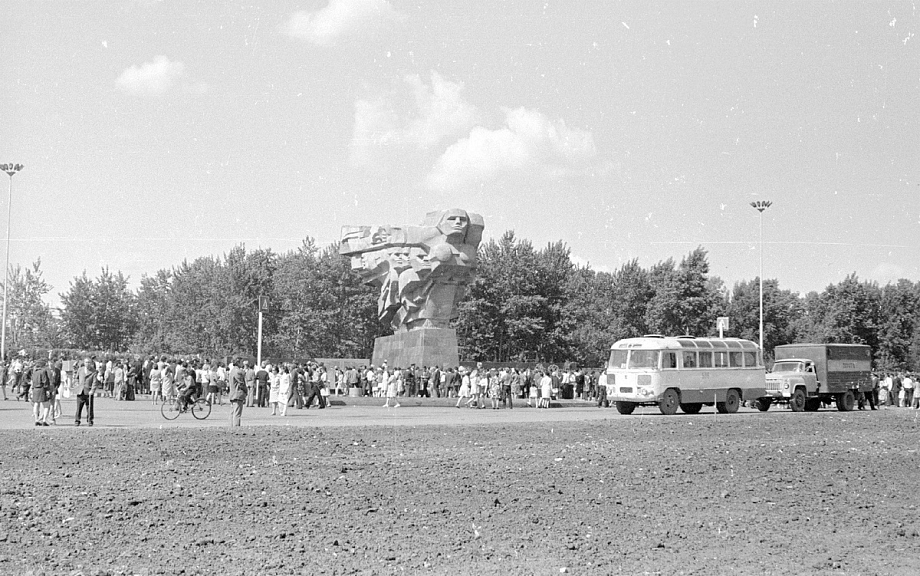 Как и где в Челнах парад Победы проходил 50 лет назад (фото)
