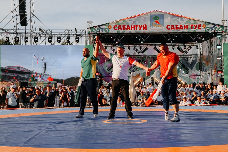 Азат Габдрашитов стал абсолютным батыром Сабантуя Челнов (фото)