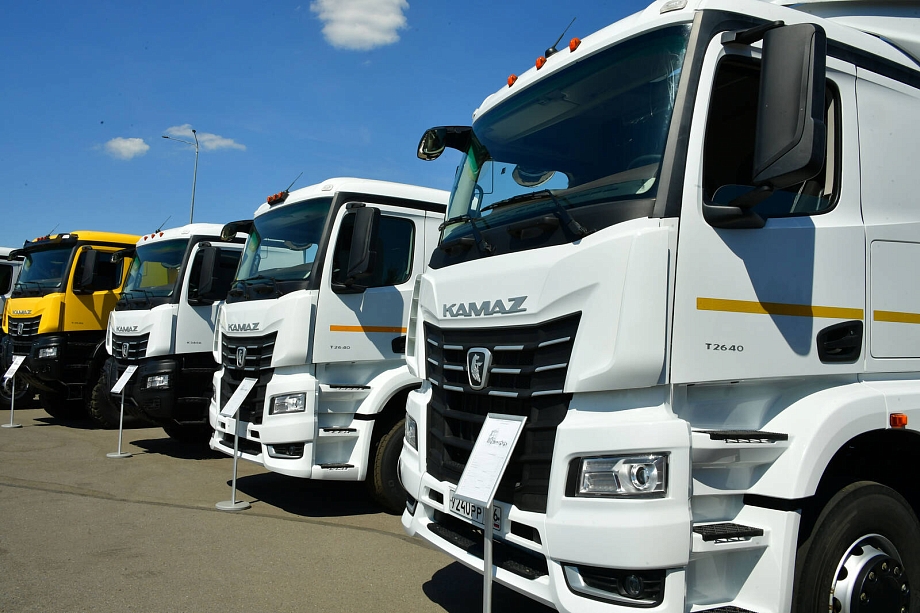 Фото: «КАМАЗ» показал Денису Мантурову самые последние разработки 
