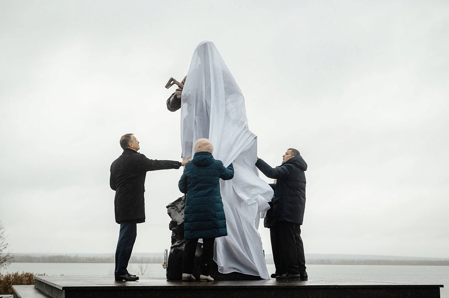 В Курской области открыли памятник челнинцу Сергею Чебневу В Курской области открыли памятник челнинцу Сергею Чебневу