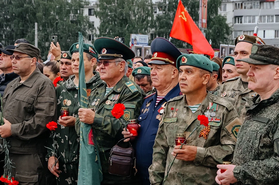 Фото: в Челнах в День памяти и скорби зажгли сотни свечей