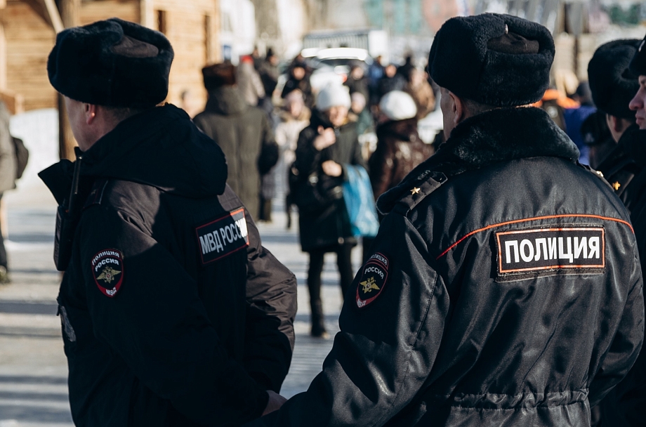 «Взорвал три петарды, после чего напал на уборщицу и спрятался. Потом его задержали» «Взорвал три петарды, после чего напал на уборщицу и спрятался. Потом его задержали»