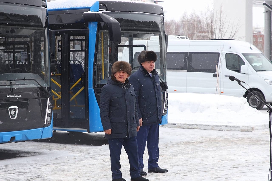 Минниханов передал Челнам первую десятку автобусов из 90 обещанных
