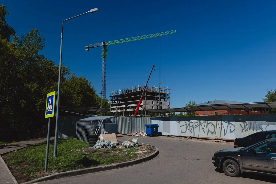 Фото: как в Челнах строят очередную многоэтажку вплотную к кладбищу