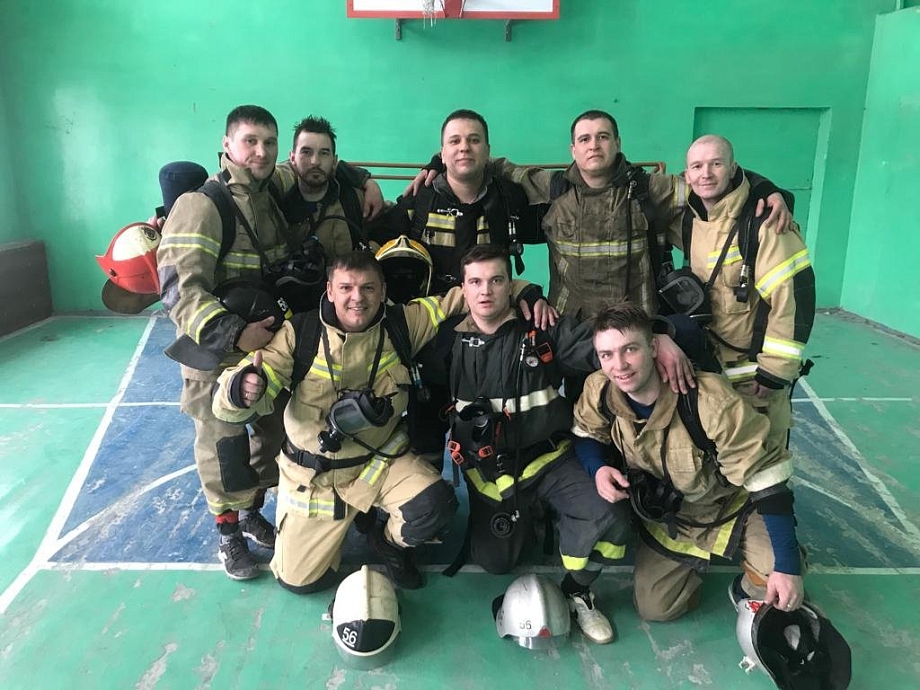 В Челнах пожарные сыграли в футбол в полной рабочей экипировке 
