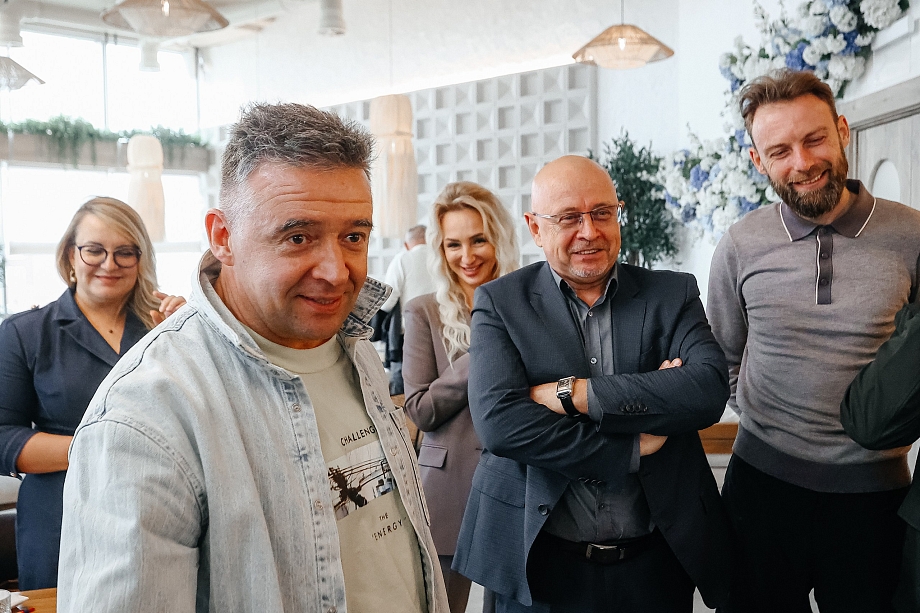 «Тяжело, долго, дорого, но весело». Что говорили на бизнес-завтраке про КВН