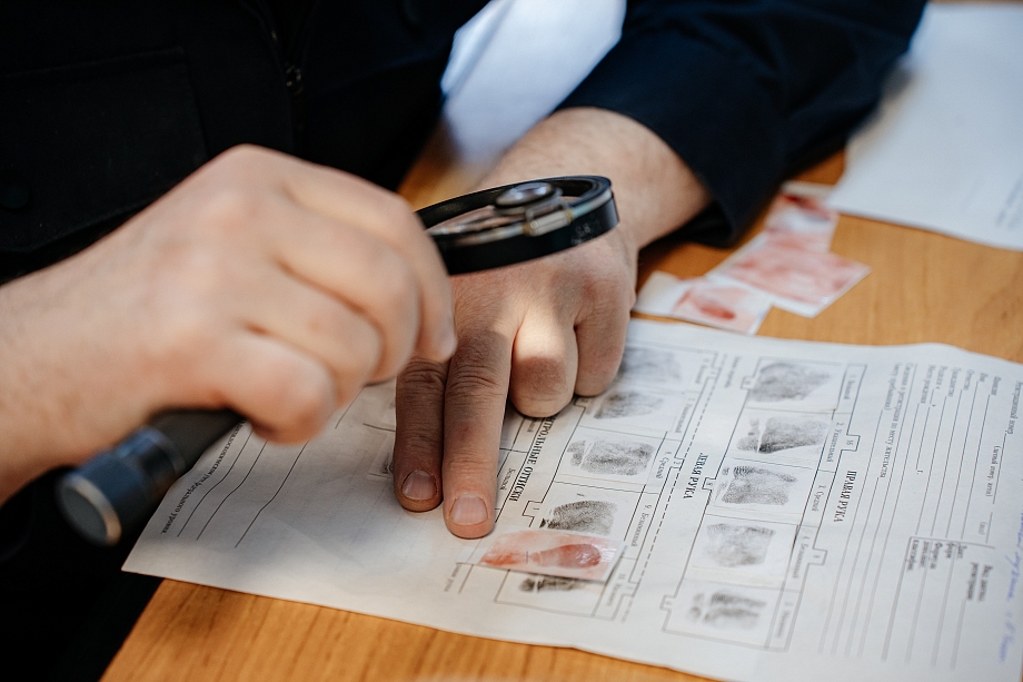 «Почти половина преступлений раскрывается по оставленным следам. В основном это руки»