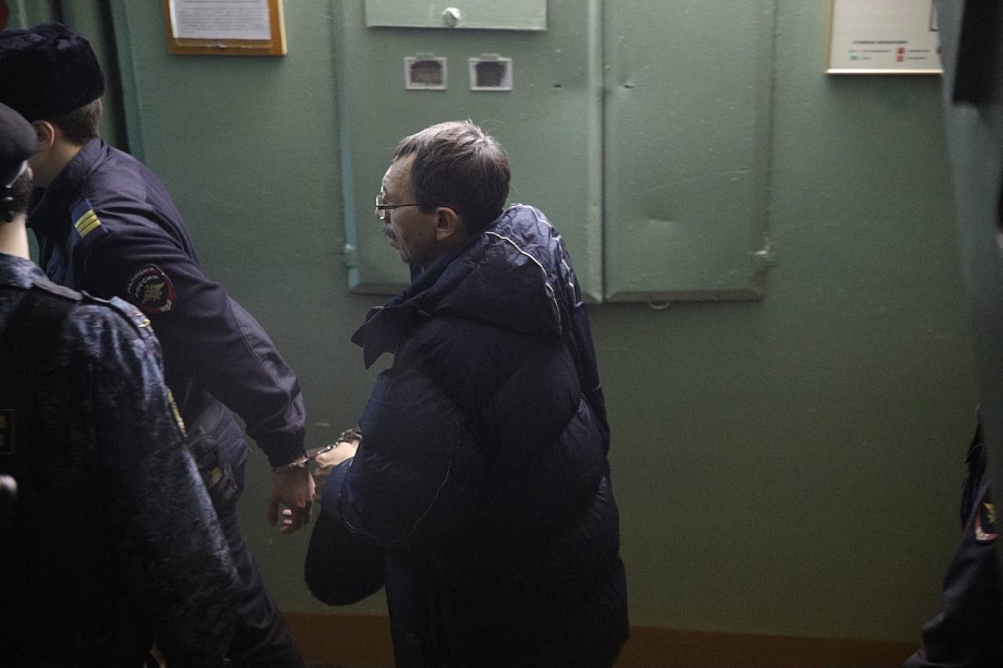 Фото: бывшего директора филиала КФУ Анатолия Макарова доставили в суд