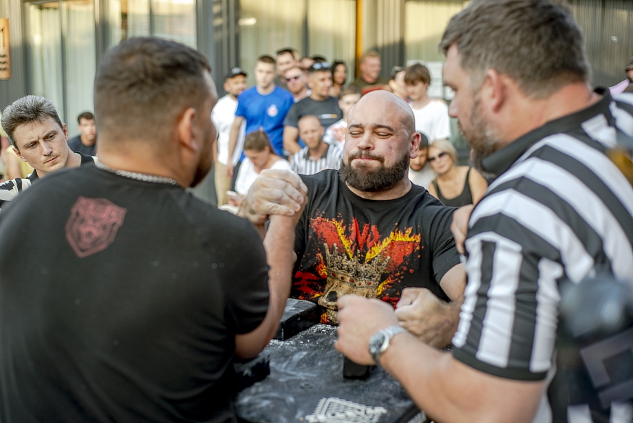 Фото: звезда «Титанов» на ТНТ Плужникова провела поединок по армрестлингу в Челнах 