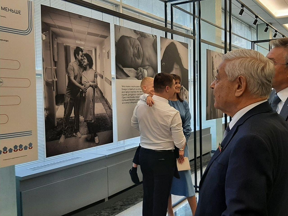 Мухаметшин открыл в Госдуме выставку с фотографиями рожениц из Челнов 