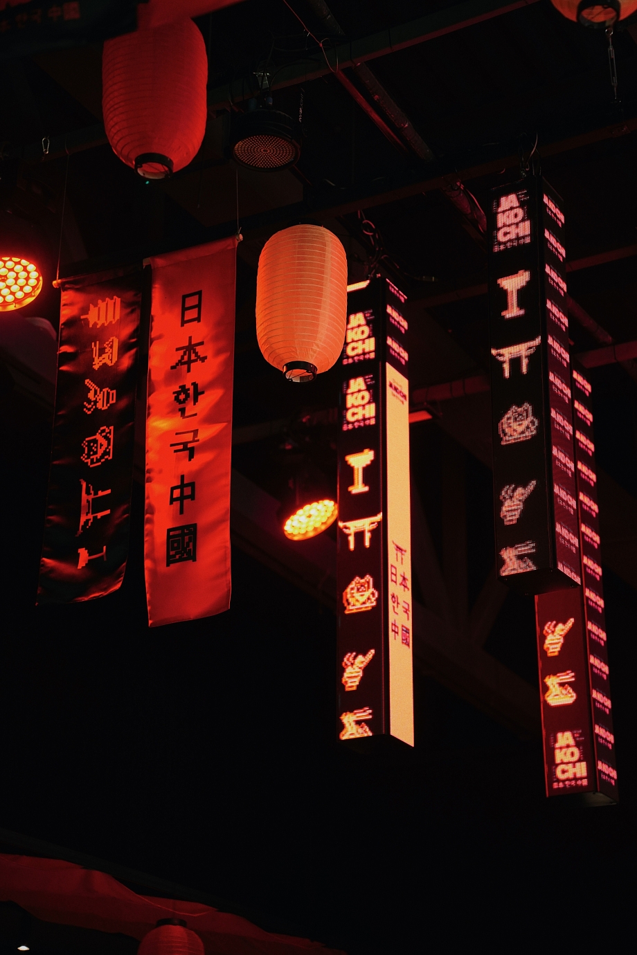 Сиденье от пазика, неон и люстры – в Челнах распродают имущество бара