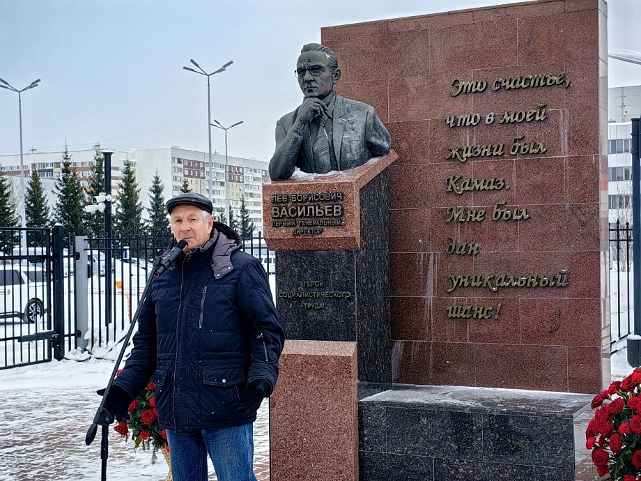 В Челнах провели митинг в память о первом гендиректоре «КАМАЗа»