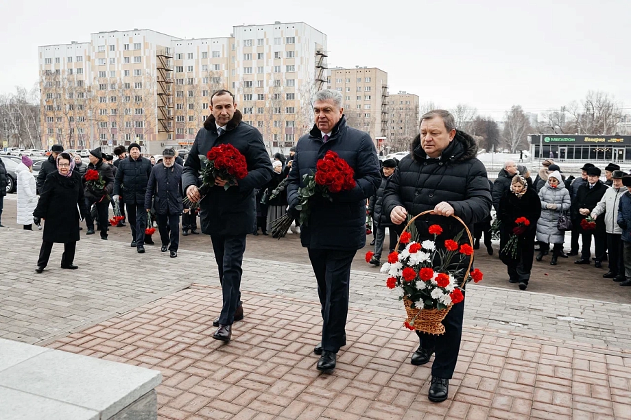 Фото: в Челнах почтили память первого руководителя города Раиса Беляева 