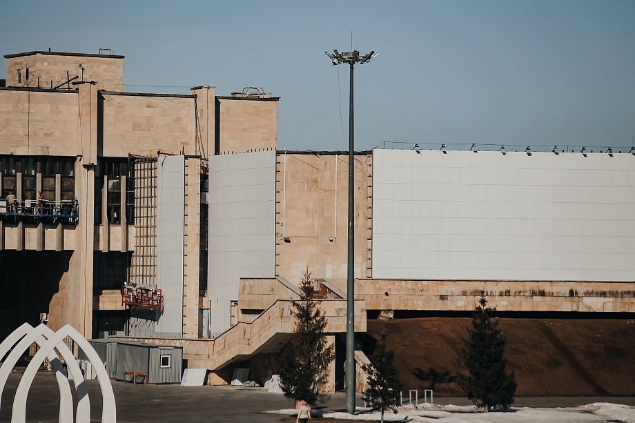 Фото: как, несмотря на протесты горожан, меняется фасад мэрии в Челнах 