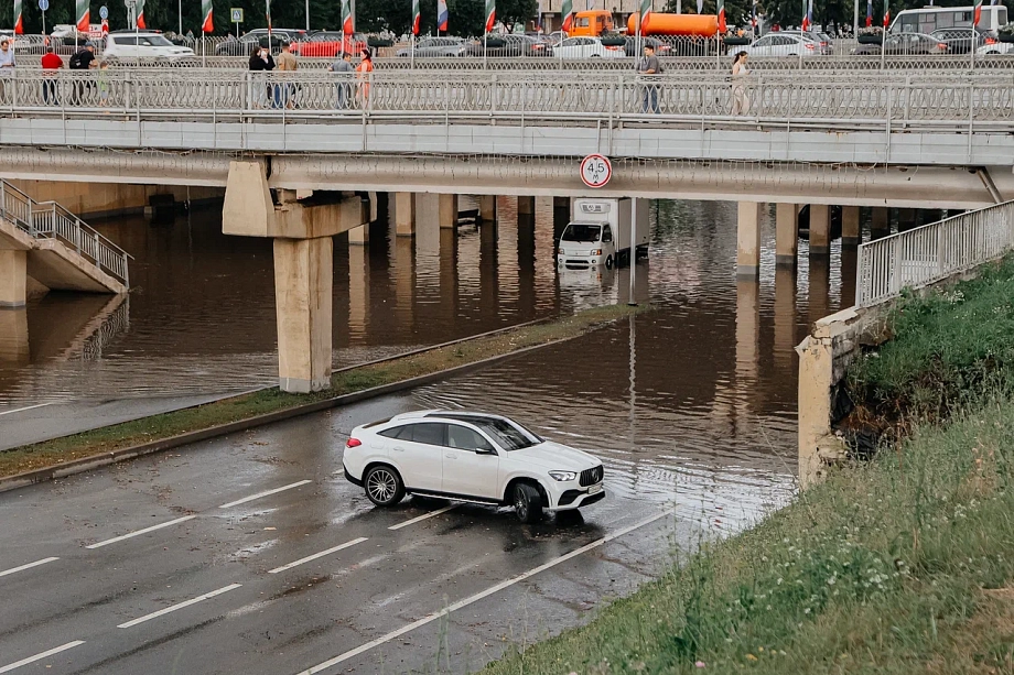  Фото: как город «поплыл» после ливня и встал в пробках