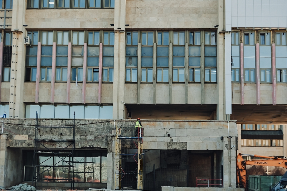 Фото: в Челнах демонтируют часть здания городской мэрии 
