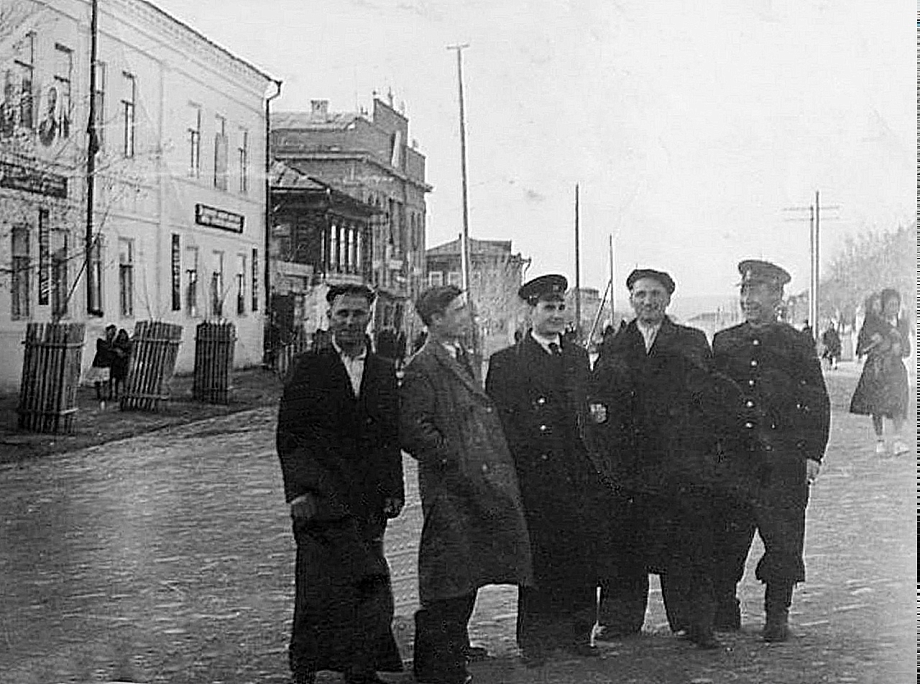 «Мир, труд, май» в Челнах: от массовых шествий до современных реалий