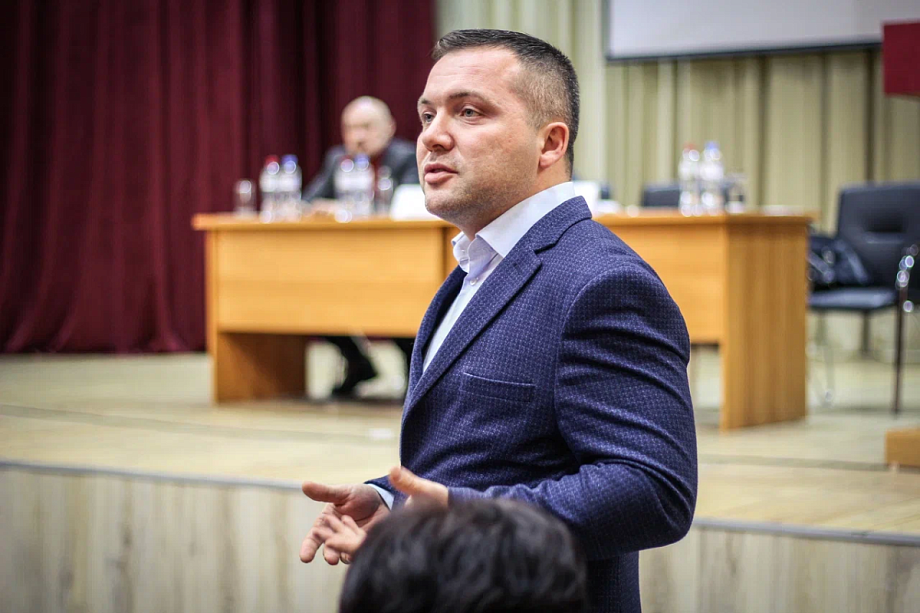 «Он сказал: «Буду увольняться». Мы в грубой форме поговорили – все на этом. Никакой драки здесь не было»