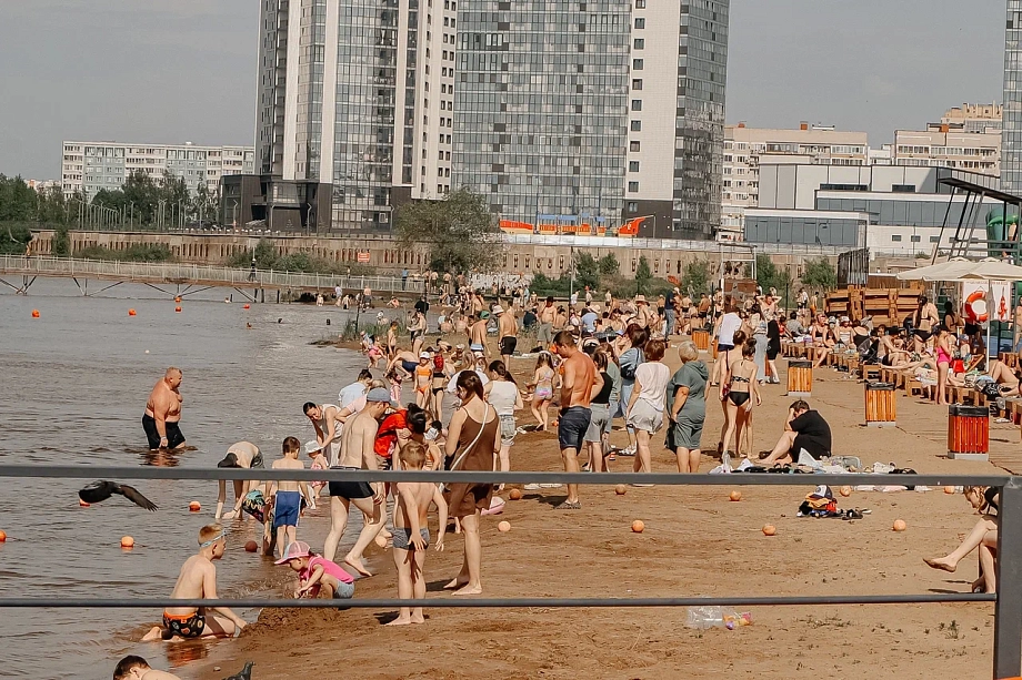 Фото: городские пляжи забиты посетителями, которые спасаются от жары  
