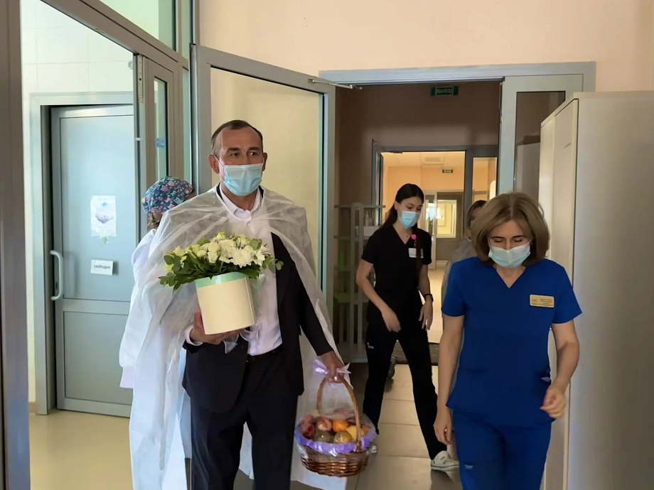 Назмиев навестил в РКБ жительницу района, пострадавшую при атаке БПЛА Назмиев навестил в РКБ жительницу района, пострадавшую при атаке БПЛА