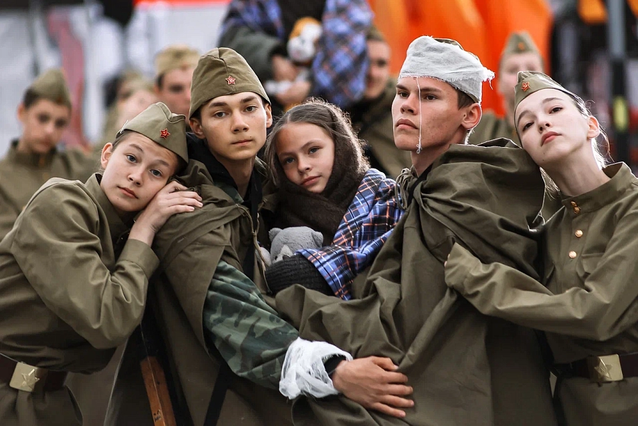 Фото: на майдане показали реконструкцию событий Великой Отечественной 