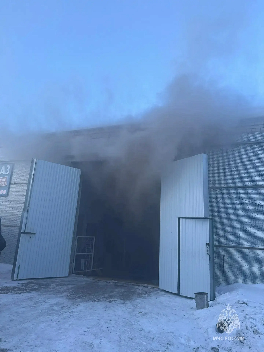 Двое мужчин пострадали на пожаре в Челнах — в гараже загорелись вещи