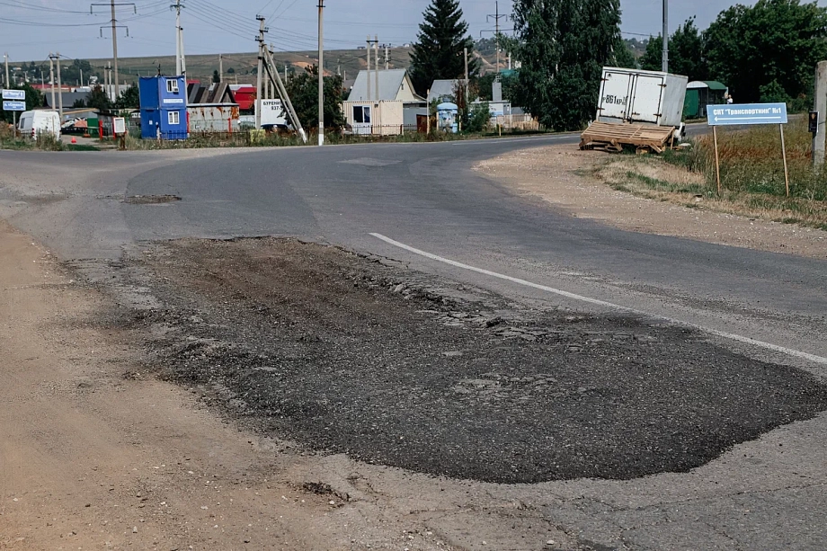 В каком состоянии находится одна из главных дорог в пригороде Челнов (фото)