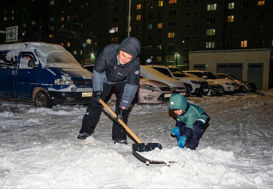 Муллин показал, как жители Нижнекамска сами вышли чистить снег (фото)