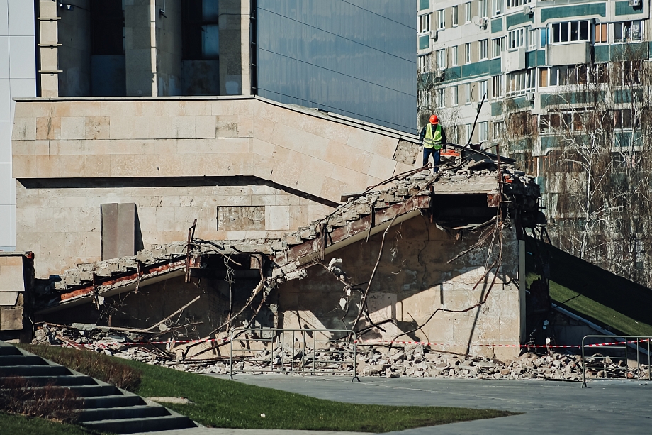Фото: в Челнах демонтируют часть здания городской мэрии 