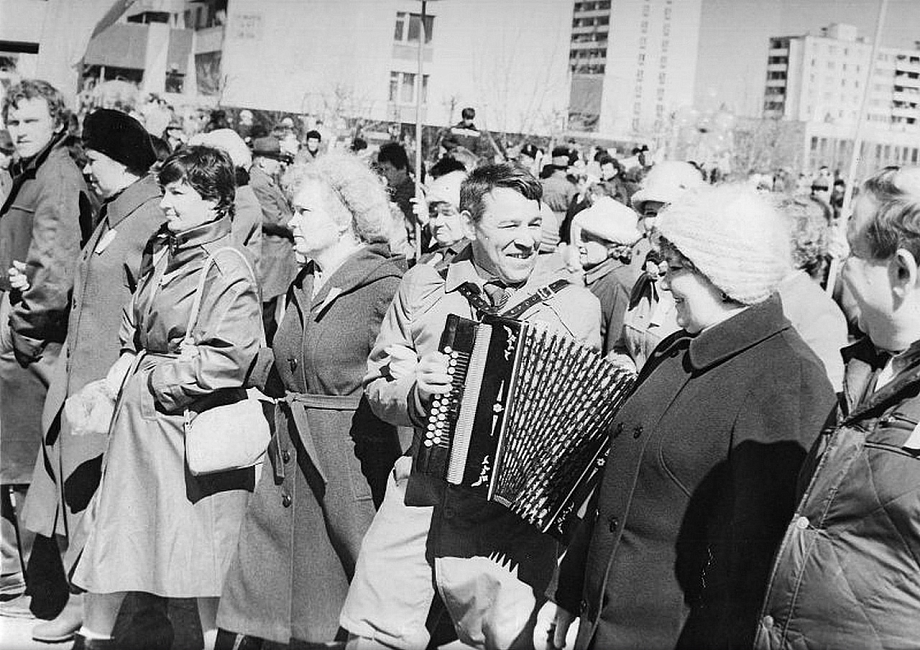 «Мир, труд, май» в Челнах: от массовых шествий до современных реалий