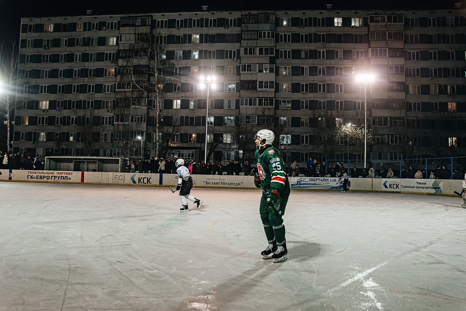 Фото: Данис Зарипов сыграл в дворовый хоккей с челнинскими детьми 