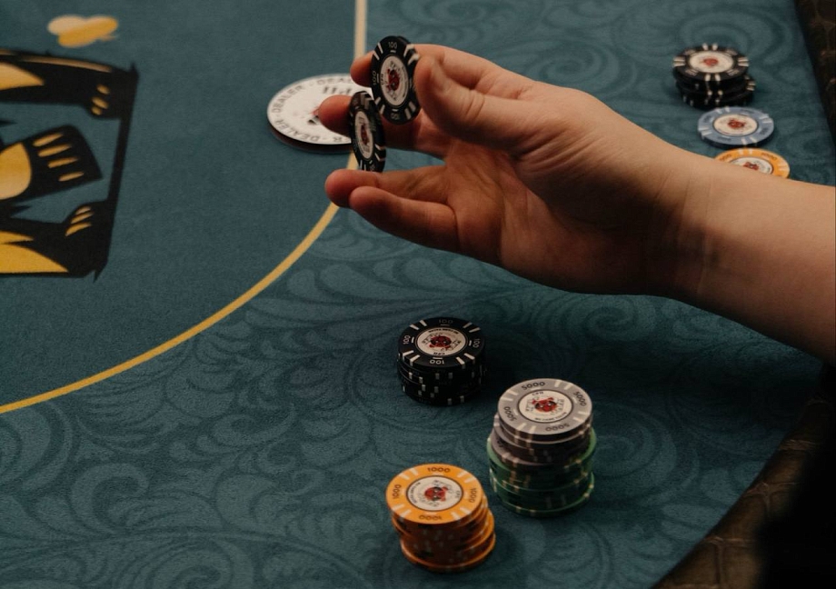 Интеллект, стратегия или удача: покер популярен во всем мире, и Челны не исключение