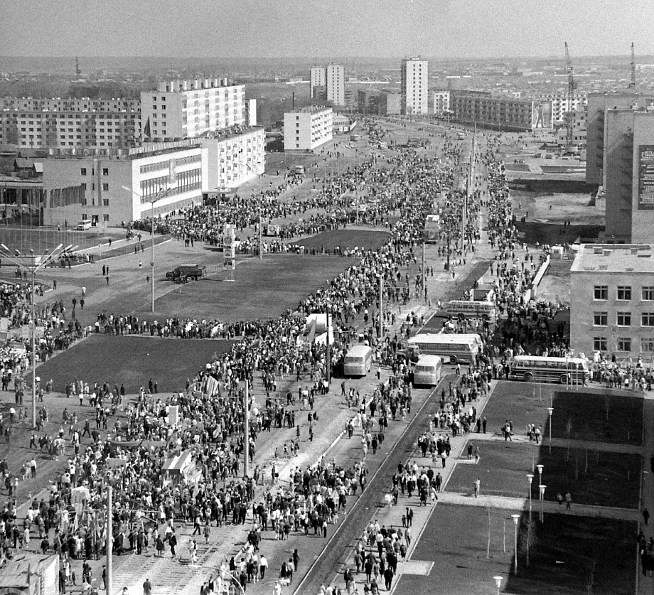 «Мир, труд, май» в Челнах: от массовых шествий до современных реалий
