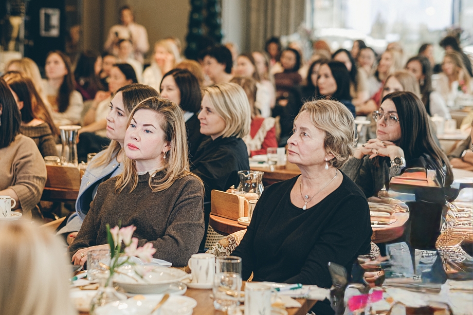 Встреча «Про это» с Тановой: зачем Дарина удалила из зала фотографа и оператора