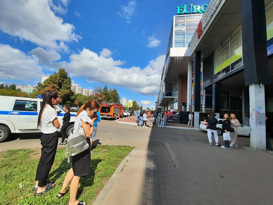 МЧС: при пожаре в ТЦ EuropaCenter в Челнах пострадали два человека (фото)