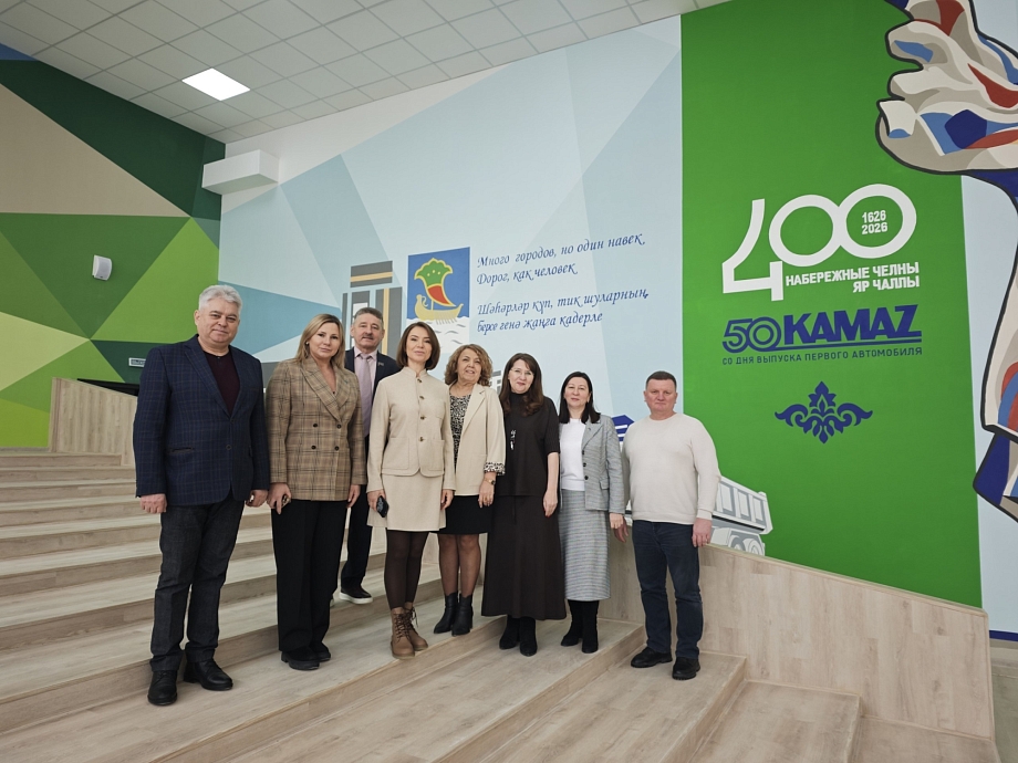 В челнинской школе появился рисунок к юбилеям города и «КАМАЗа»