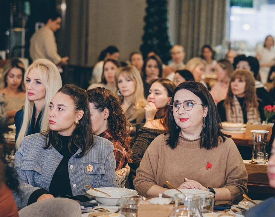 Встреча «Про это» с Тановой: зачем Дарина удалила из зала фотографа и оператора